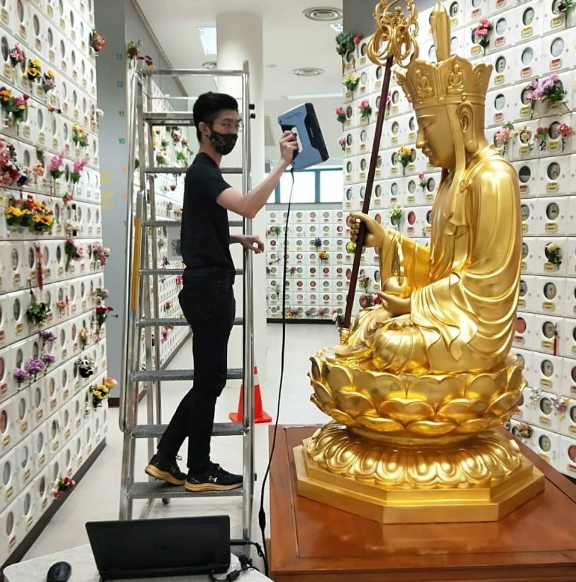 3D scanning a large gilded statue on site with a handheld scanner