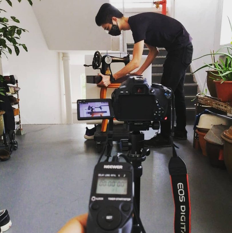 Photographing a vintage sewing machine on a turntable for multi-angle photogrammetry capture